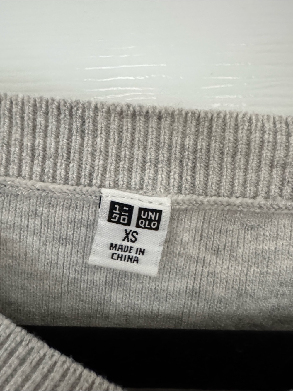 Women’s Uniqlo Size XS Light Gray V-Neck Sweater - Picture 2 of 4